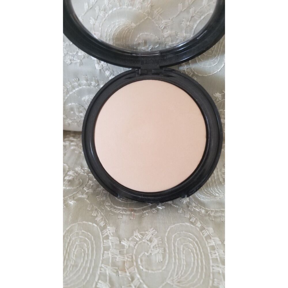The Laura Geller Double Take Baked Full Coverage Foundation LIGHT